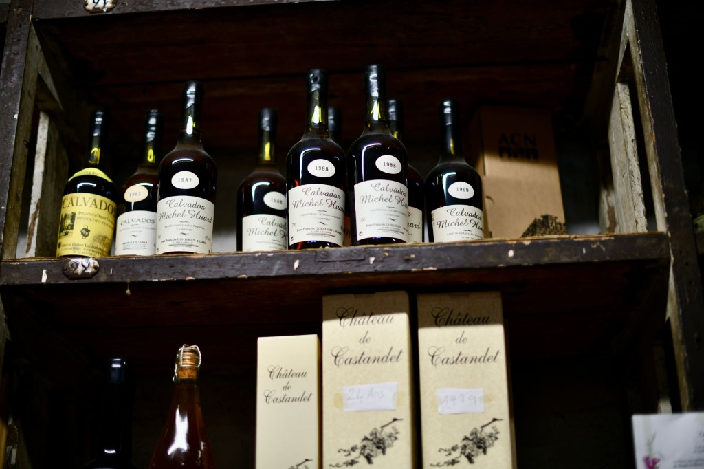 Bouteilles de Calvados millésimés et cidres normands dans notre cave de Trouville